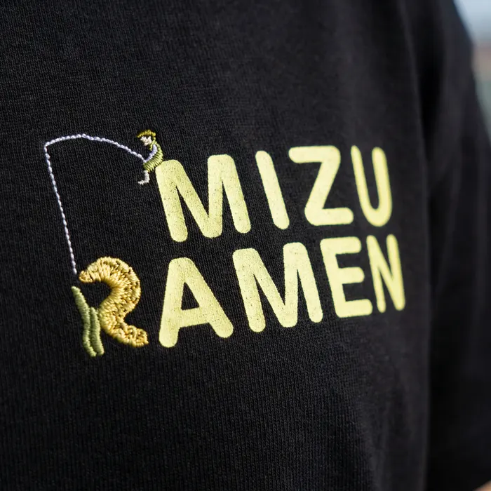 釣り人Tシャツの刺繍拡大写真（ブラック）